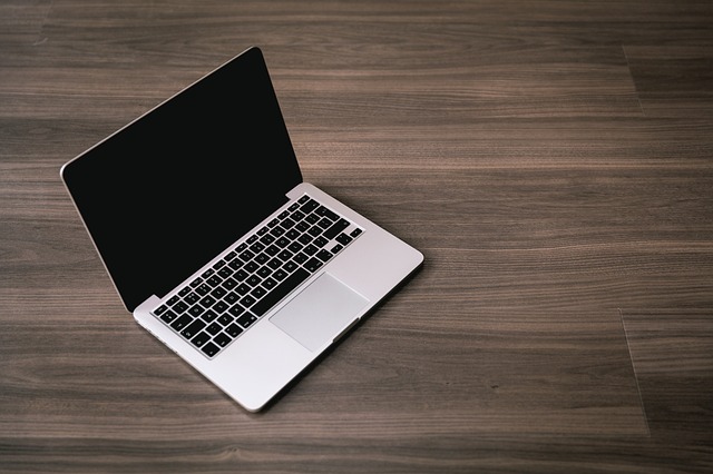 notebook na podlaze