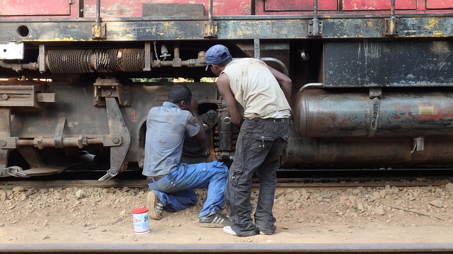 Muži pri oprave.jpg