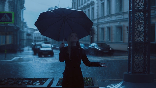 žena v daždi
